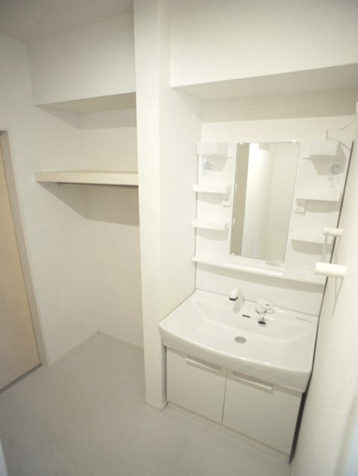 洗面設備　洗髪洗面化粧台と洗濯機置き場があります♪