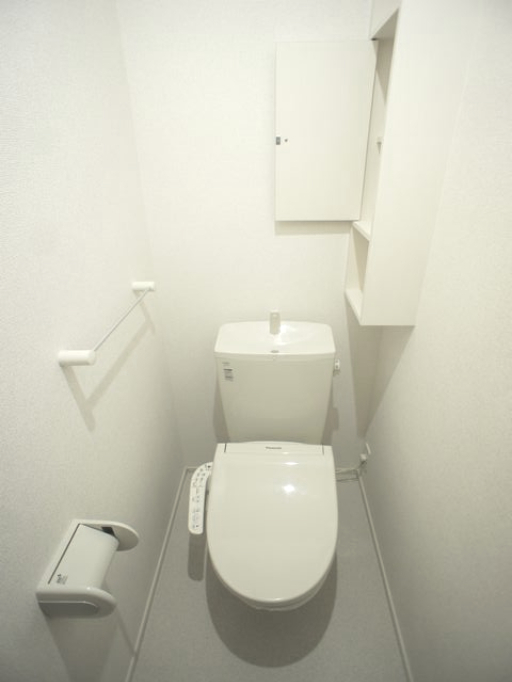 トイレ　温水洗浄暖房便座機能付きです♪