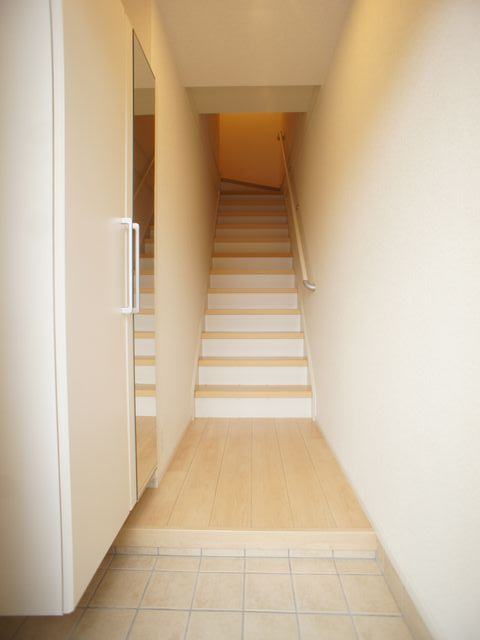 玄関　1階玄関！たくさん収納できるシューズボックスが付いています♪