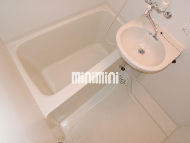 バス・シャワールーム　清潔感のあるバスルームです。