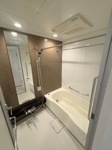 バス・シャワールーム　落ち着いた空間のお風呂です