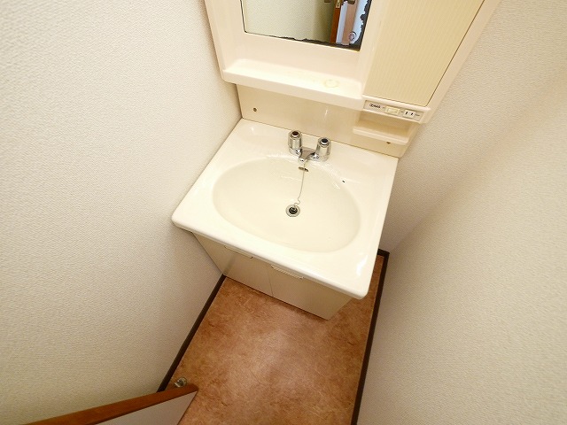 洗面設備　明るい洗面所です