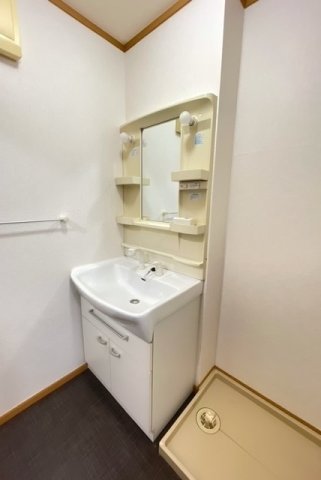 洗面設備　ゆったりとスペースのある洗面所