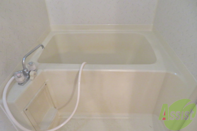 バス・シャワールーム　浴室は深さもあるので、肩まで浸かることもできますよ。