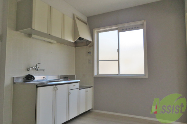 居室・リビング　キッチンはこちらです。広々していて食器棚も置けそうですね。