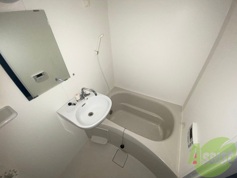 バス・シャワールーム　洋室はこちらです。肩まで浸かることができそうですね。