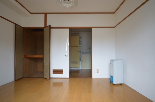 居室・リビング　写真は別のお部屋のものでございます。