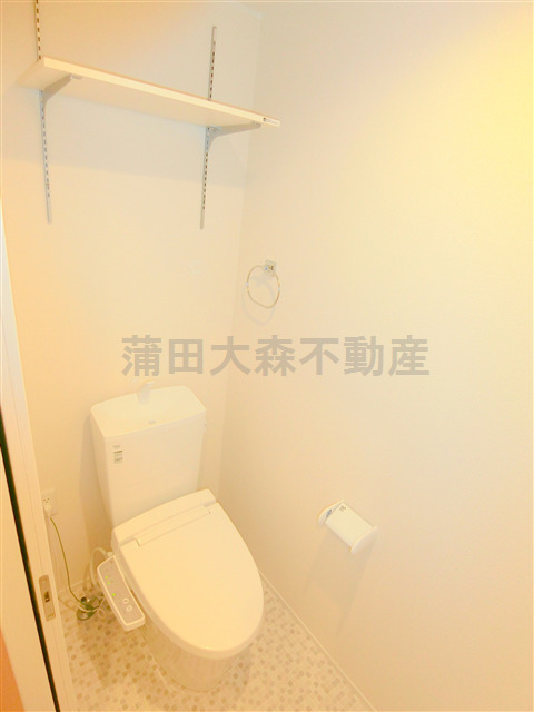 トイレ　棚収納に温水洗浄便座付きのトイレ