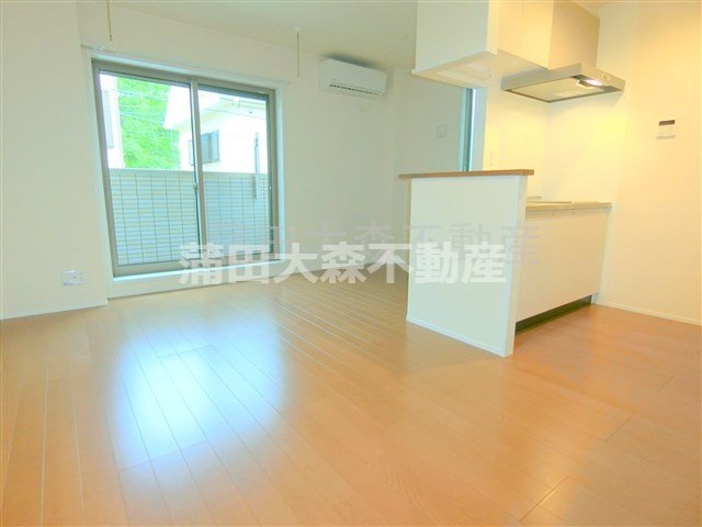 居室・リビング　南向きのLDK10.7帖　カウンターキッチンのリビングダイニ