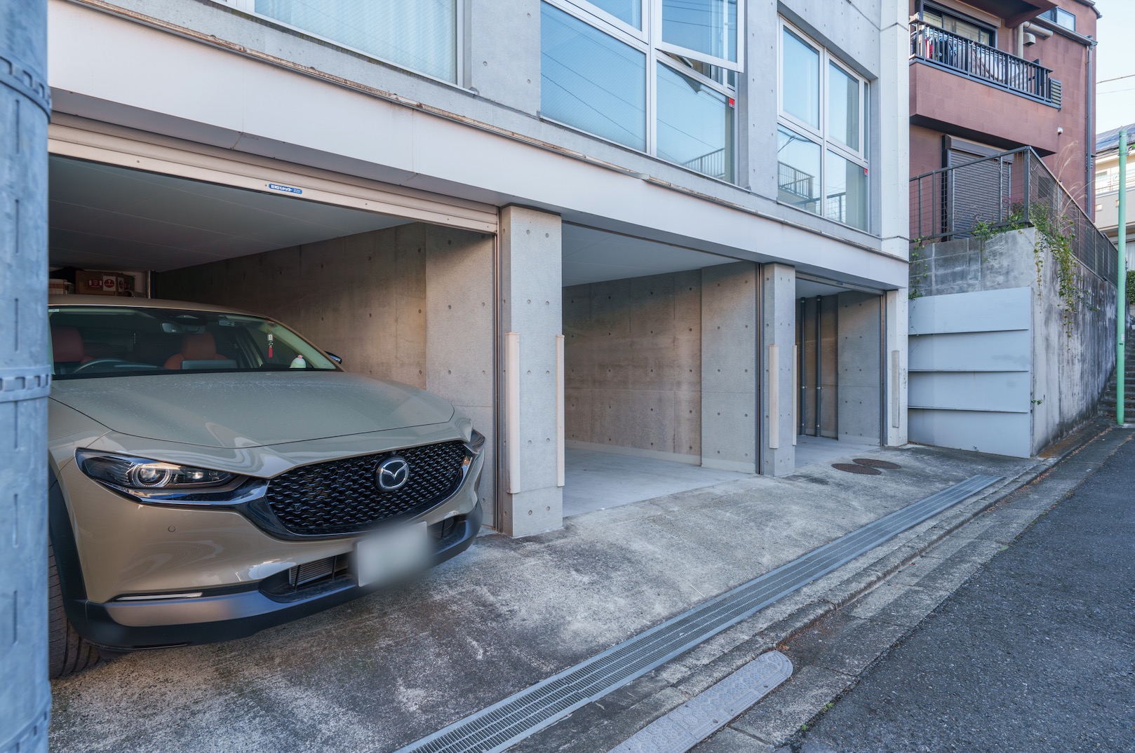 駐車場　2026/2撮影！ガレージ写真。※101号室は一番奥の区画