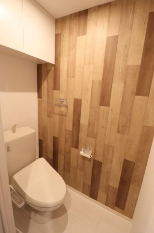 トイレ　落ち着いた色調のトイレです