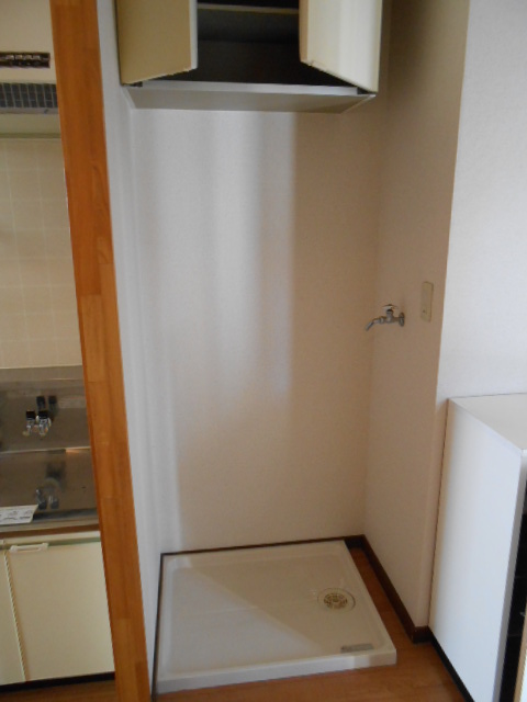 その他部屋・スペース　屋内洗濯機置場完備・小物収納棚有り