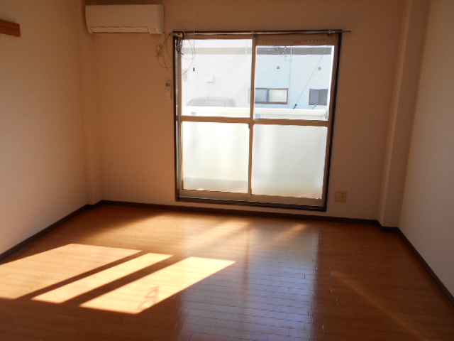 居室・リビング　南面居室（エアコン完備）・全室照明完備