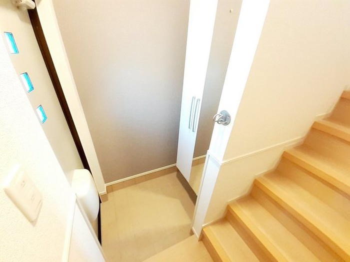 玄関　～内観写真※現況優先～