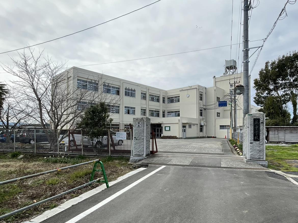 中学校　泉中学校（中学校）まで160m