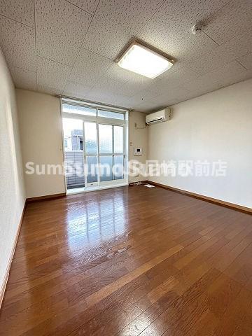 居室・リビング　こちらのリビングで趣味の時間をお楽しみください