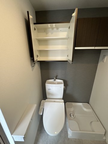トイレ　温水洗浄便座付き＆便利な収納付きです♪