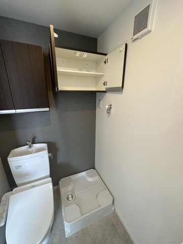 その他　室内洗濯機置場の上には棚があります！