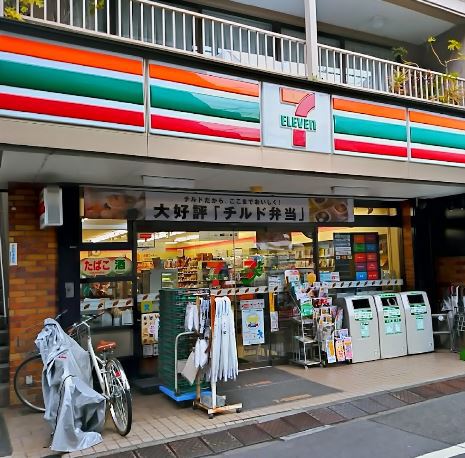 コンビニ　セブンイレブン（コンビニ）まで329m