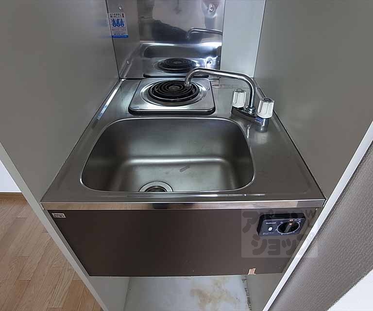 キッチン　１口コンロ装備のコンパクトなキッチン