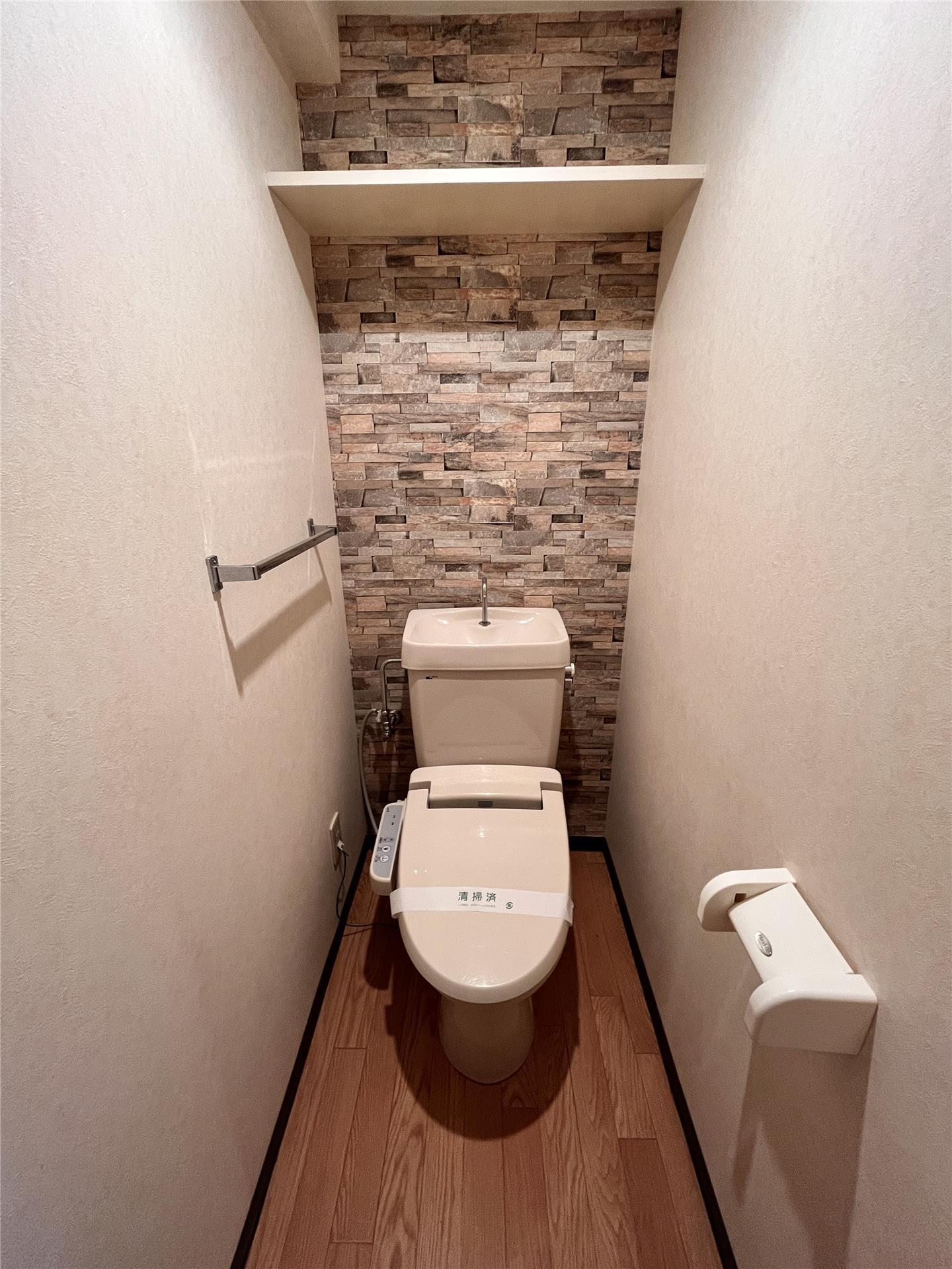 トイレ　写真は別部屋です。アクセントクロス違う場合がございます。