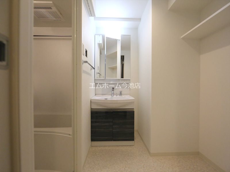 洗面設備　脱衣所　独立洗面台（シャンプードレッサー付）