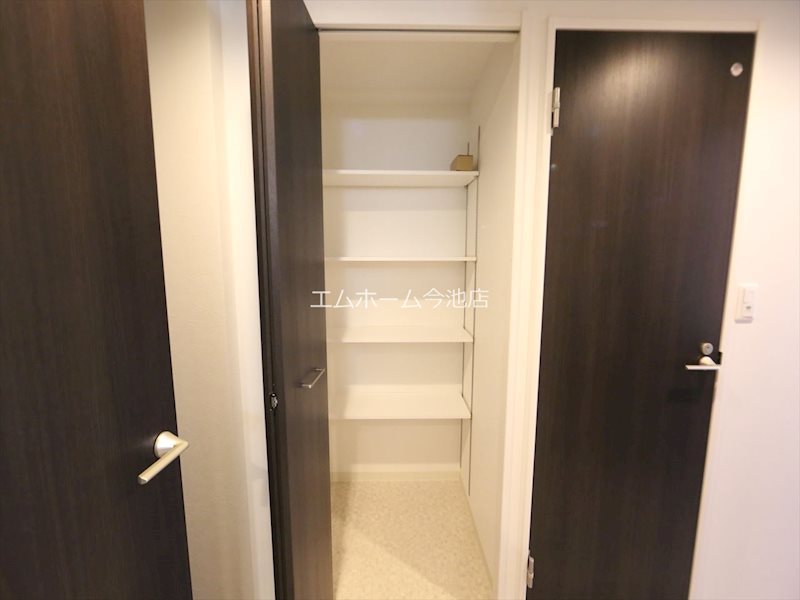 玄関　玄関　シューズボックス付