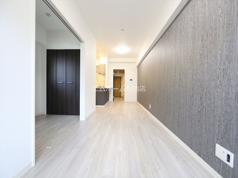 居室・リビング　LDK13.58帖　エアコン付　バルコニーに面しています