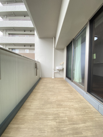 バルコニー　同物件別号室の写真です。