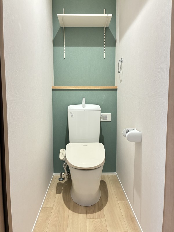 トイレ　落ち着いた色調のトイレです