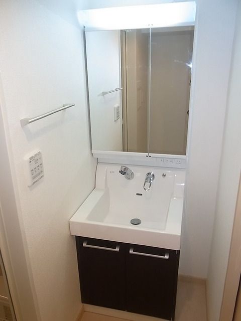 洗面設備　★朝の準備は大きな鏡の付いた独立洗面台で★