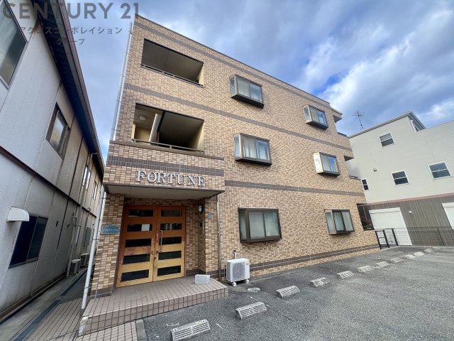 建物外観　オートロックで外部の人間が簡単に出入りできないため安心です。
