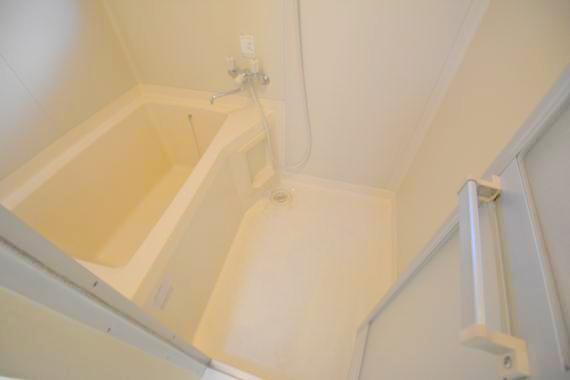 バス・シャワールーム　バスルームはトイレと別々で、広々としていますよ。