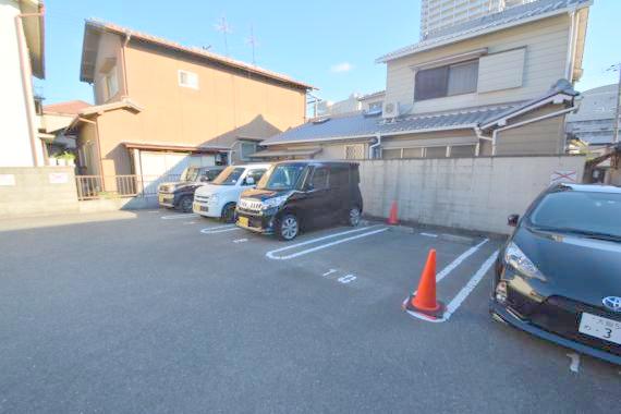駐車場　敷地内にある駐車場。愛車がすぐ近くに置けると安心ですよね。