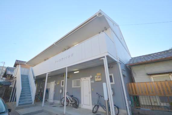 建物外観　閑静な住宅地にある、落ちついた色合いのキレイな建物です。