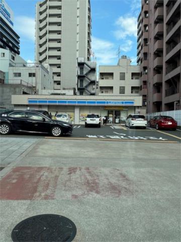 コンビニ　ローソン　桜川駅前店（コンビニ）まで151m