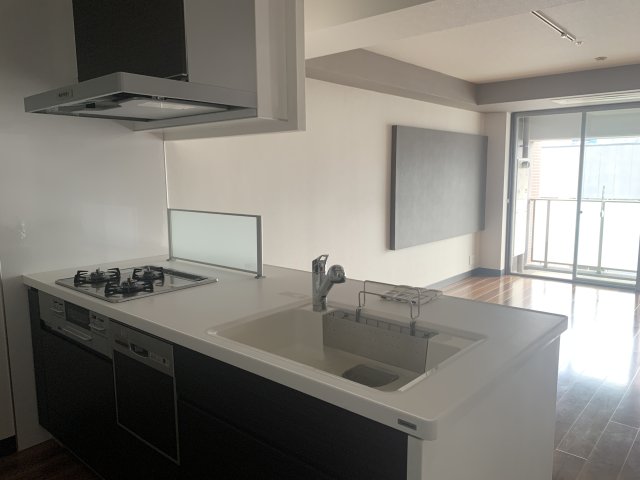 キッチン　※写真は同じマンションの違う部屋のものになります。