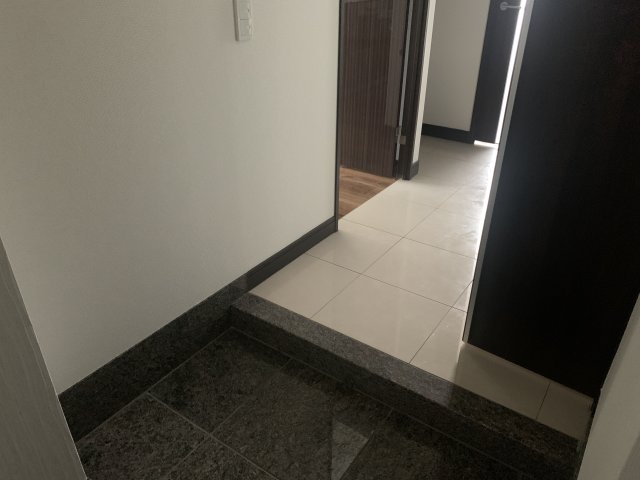 玄関　※写真は同じマンションの違う部屋のものになります。