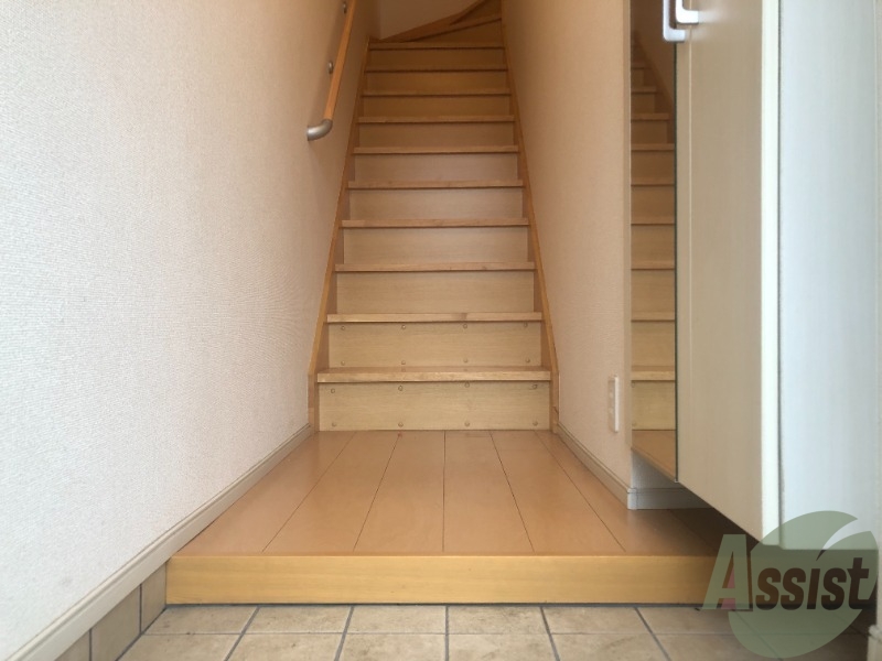 玄関　玄関は広々しており、靴が多くても対応できます。