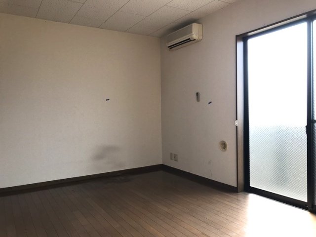 居室・リビング　同物件別部屋