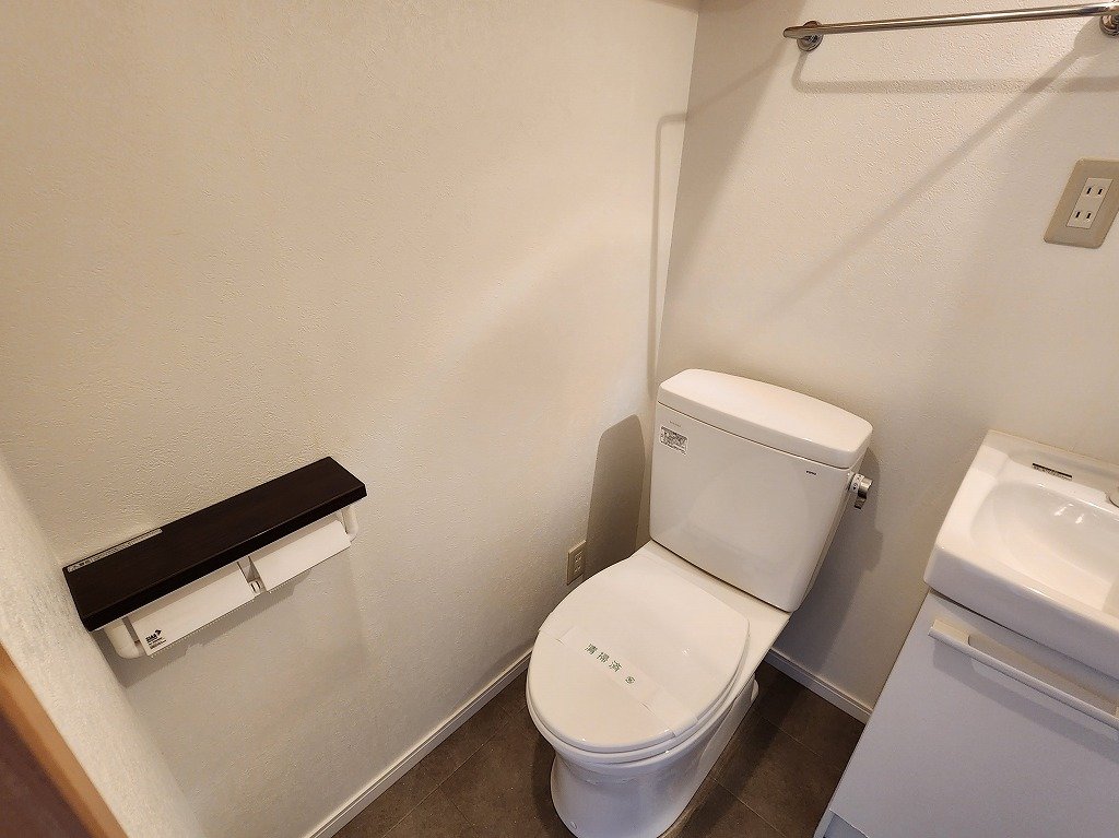 トイレ　トイレ横にコンセントございます。