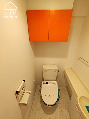 トイレ　棚に扉があるのがうれしいです（反転タイプの写真です）
