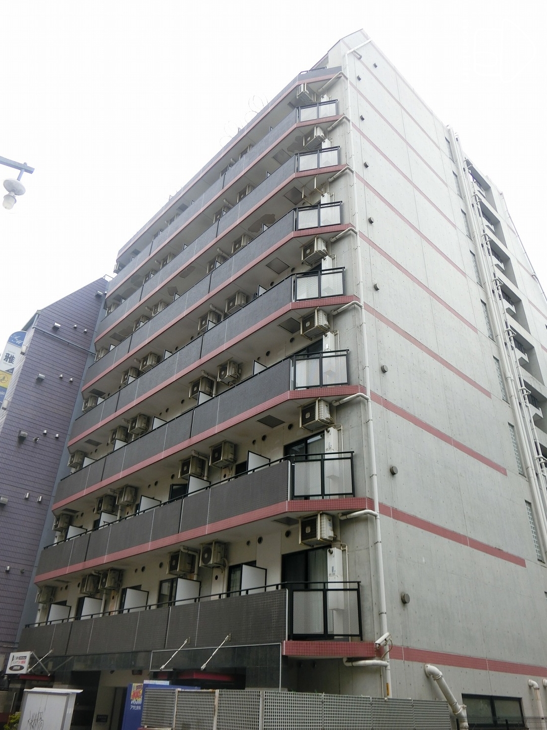 建物外観　赤のストライプが目印のマンションです