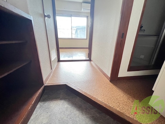 玄関　玄関から撮影しました。敷居が高くなくて安心ですね。