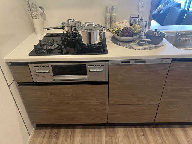 キッチン　写真は同タイプ住戸です。調度品等は賃貸に含みません。