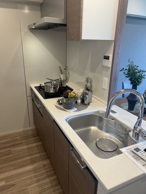 キッチン　写真は同タイプ住戸です。調度品等は賃貸に含みません。