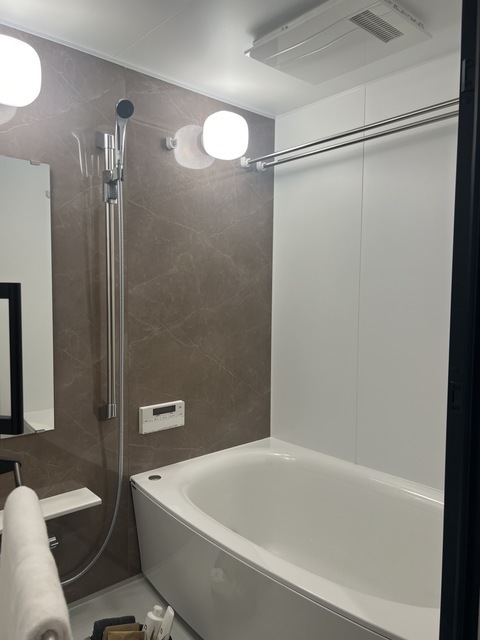 バス・シャワールーム　写真は同タイプ住戸です。調度品等は賃貸に含みません。