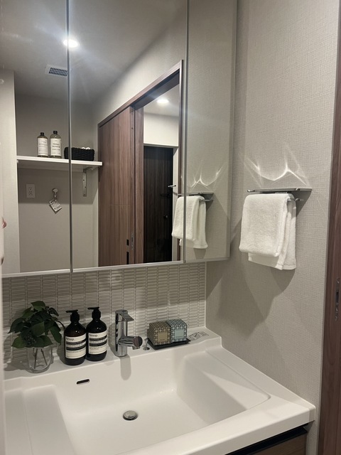 洗面設備　写真は同タイプ住戸です。調度品等は賃貸に含みません。