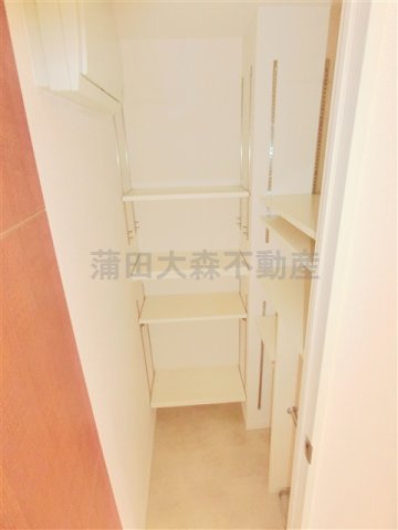 トイレ　吊戸棚収納と温水洗浄便座付きのトイレ