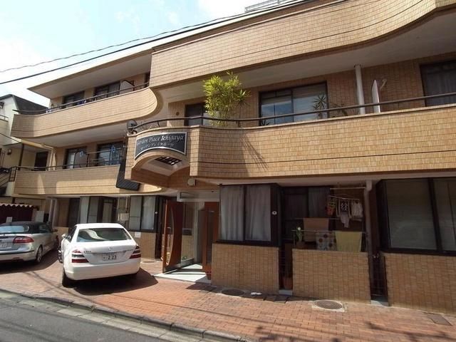 建物外観　タイル貼りのオシャレな外観